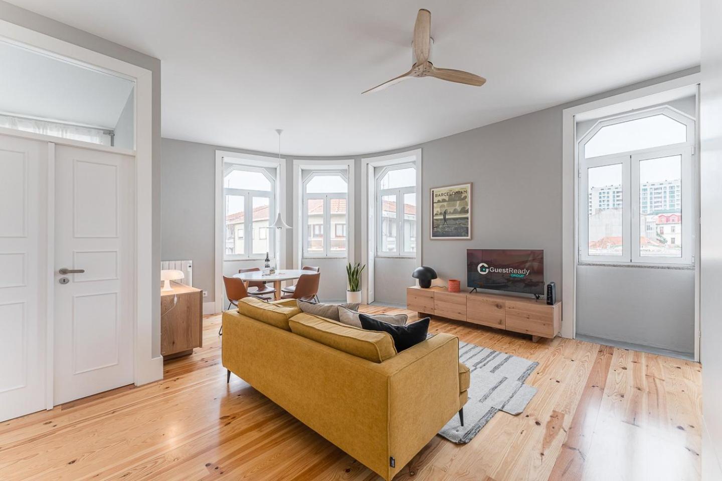 Guestready - Colorful Apt Near Agosto Station OOporto Esterno foto